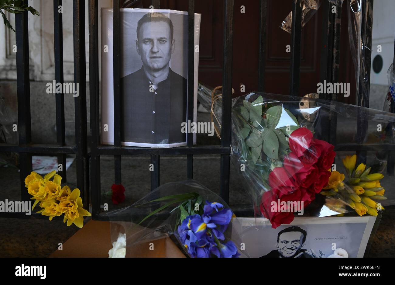 New York, New York, USA. Februar 2024. Der ehemalige russische Oppositionsführer Alexej Anatoljewitsch Nawalny, der am 16. Februar 2024 starb, bringt Trauer zum russischen Konsulat an der 91. Ost in Manhattan. Sie kommen vorbei, um Blumen zu legen oder eine Nachricht zu hinterlassen, die Straße wurde in „Nawalny St“ umbenannt. Quelle: ZUMA Press, Inc./Alamy Live News Stockfoto