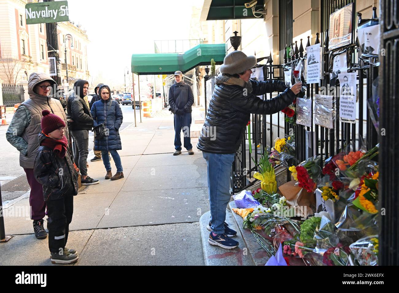 New York, New York, USA. Februar 2024. Der ehemalige russische Oppositionsführer Alexej Anatoljewitsch Nawalny, der am 16. Februar 2024 starb, bringt Trauer zum russischen Konsulat an der 91. Ost in Manhattan. Sie kommen vorbei, um Blumen zu legen oder eine Nachricht zu hinterlassen, die Straße wurde in „Nawalny St“ umbenannt. Quelle: ZUMA Press, Inc./Alamy Live News Stockfoto