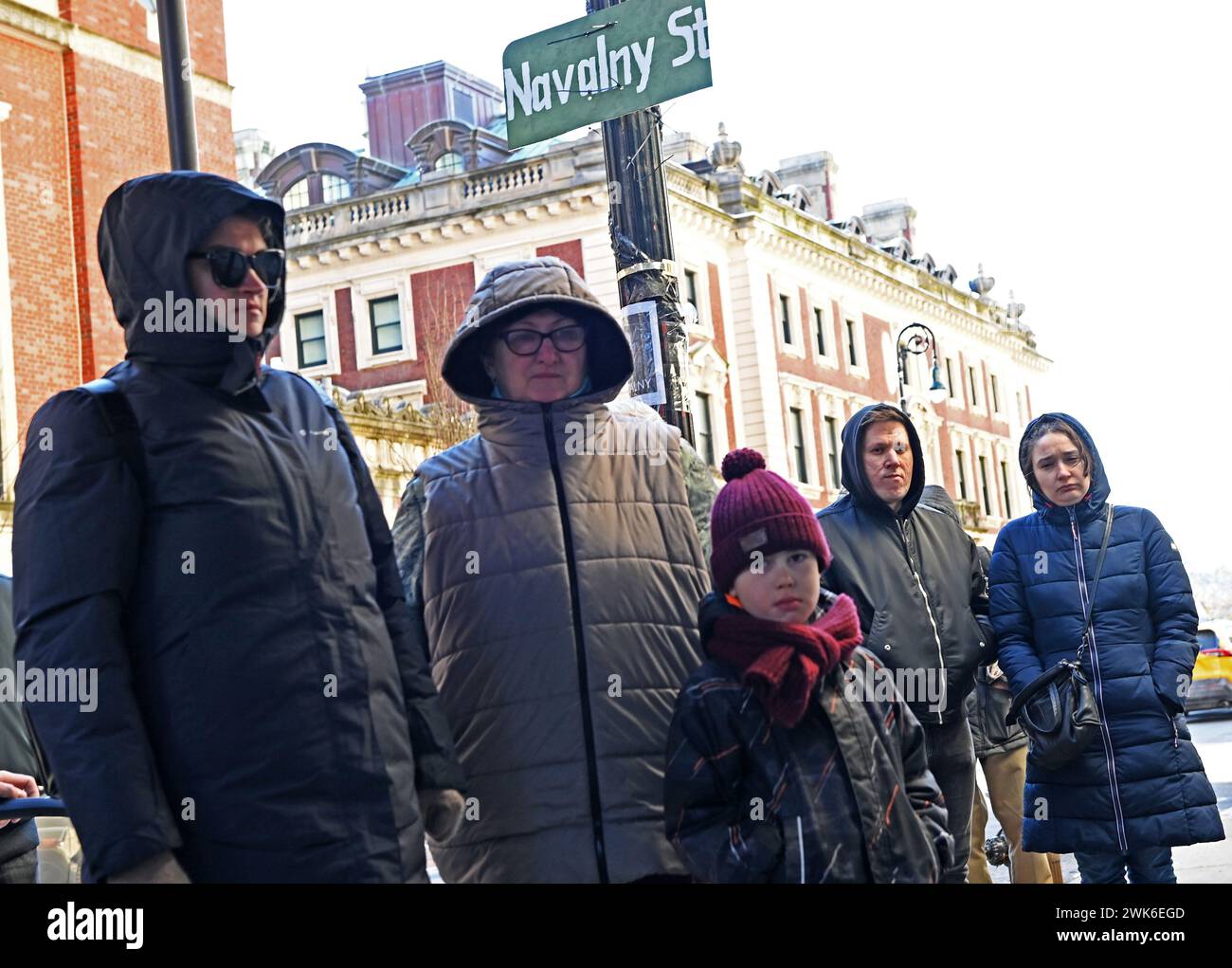New York, New York, USA. Februar 2024. Der ehemalige russische Oppositionsführer Alexej Anatoljewitsch Nawalny, der am 16. Februar 2024 starb, bringt Trauer zum russischen Konsulat an der 91. Ost in Manhattan. Sie kommen vorbei, um Blumen zu legen oder eine Nachricht zu hinterlassen, die Straße wurde in „Nawalny St“ umbenannt. Quelle: ZUMA Press, Inc./Alamy Live News Stockfoto