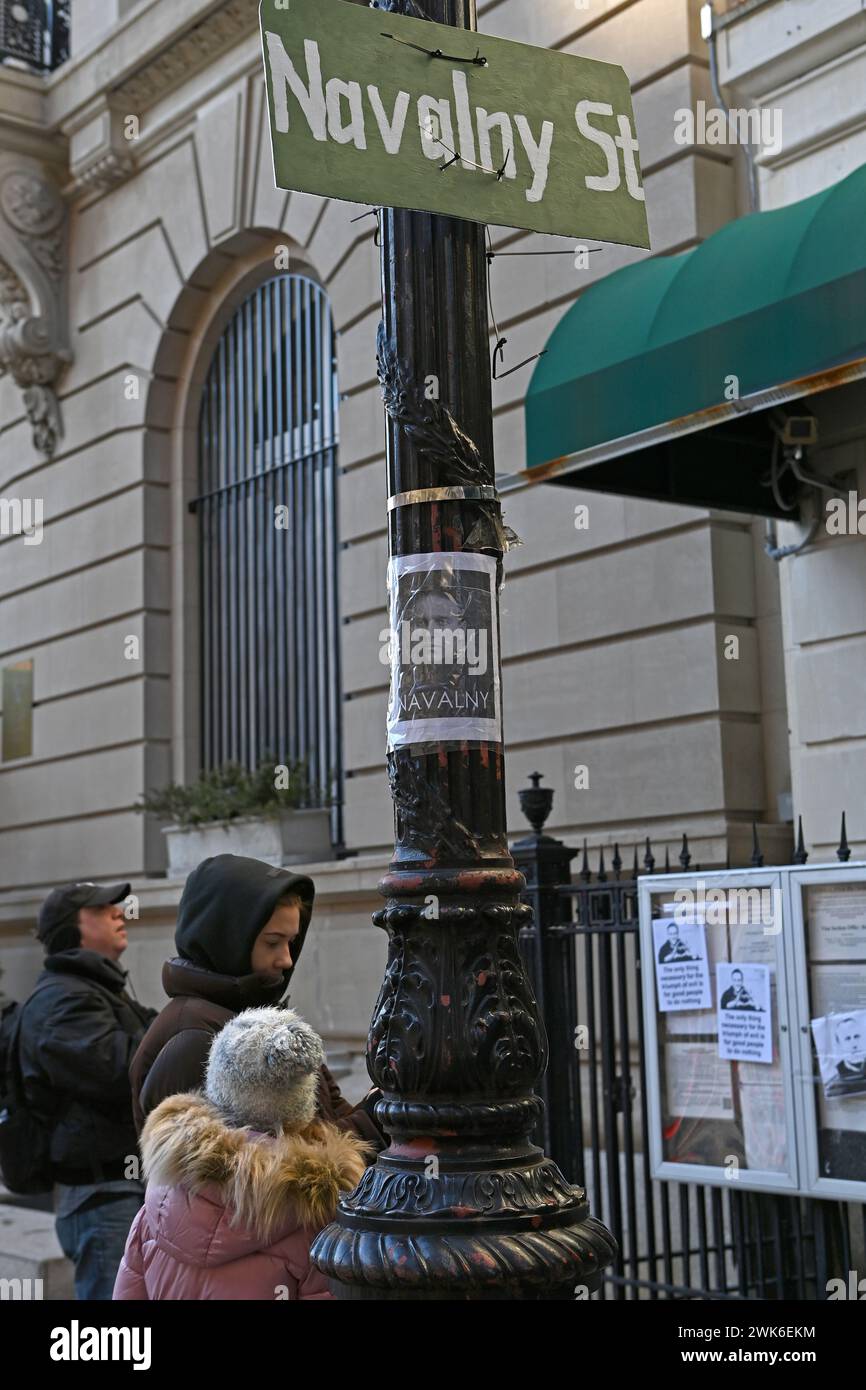New York, New York, USA. Februar 2024. Der ehemalige russische Oppositionsführer Alexej Anatoljewitsch Nawalny, der am 16. Februar 2024 starb, bringt Trauer zum russischen Konsulat an der 91. Ost in Manhattan. Sie kommen vorbei, um Blumen zu legen oder eine Nachricht zu hinterlassen, die Straße wurde in „Nawalny St“ umbenannt. Quelle: ZUMA Press, Inc./Alamy Live News Stockfoto