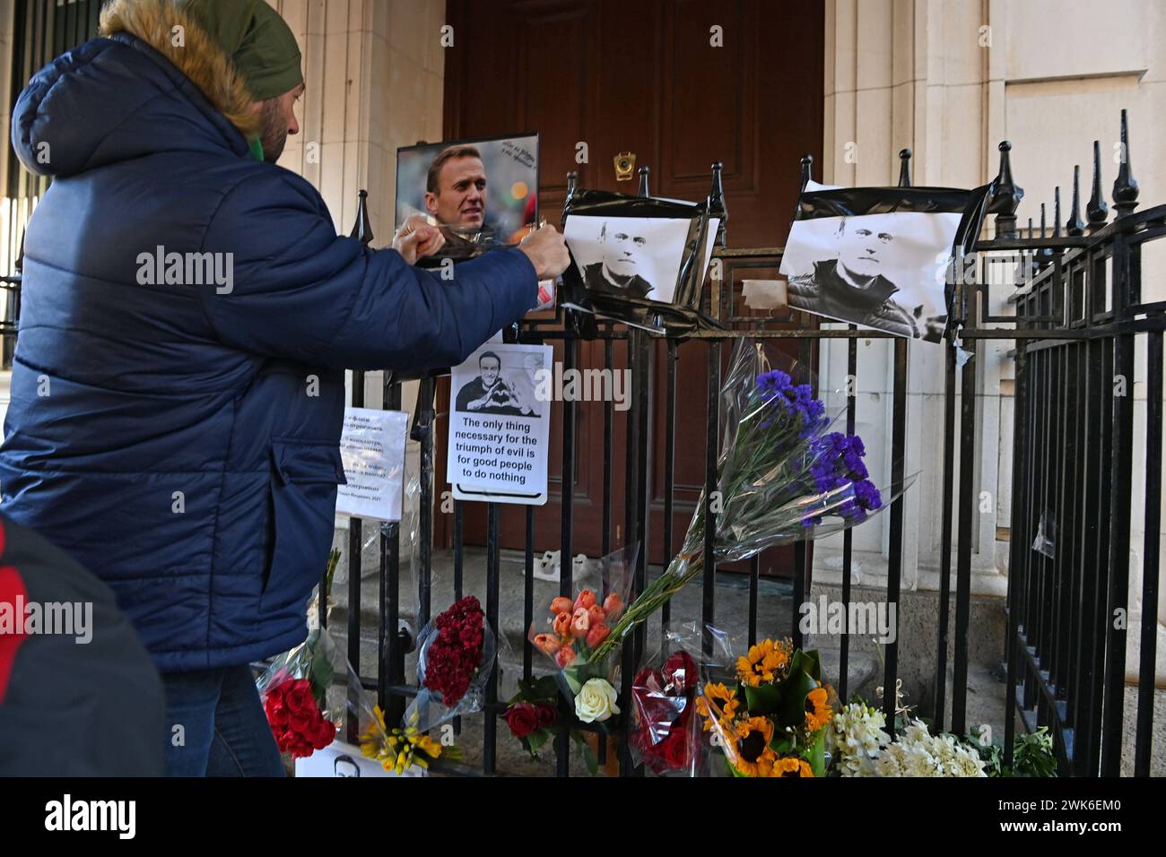 New York, New York, USA. Februar 2024. Der ehemalige russische Oppositionsführer Alexej Anatoljewitsch Nawalny, der am 16. Februar 2024 starb, bringt Trauer zum russischen Konsulat an der 91. Ost in Manhattan. Sie kommen vorbei, um Blumen zu legen oder eine Nachricht zu hinterlassen, die Straße wurde in „Nawalny St“ umbenannt. Quelle: ZUMA Press, Inc./Alamy Live News Stockfoto