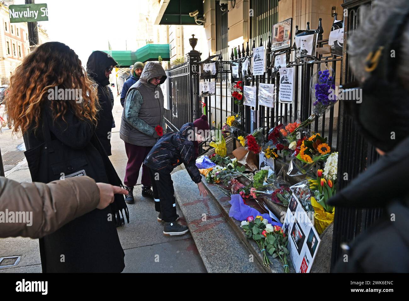 New York, New York, USA. Februar 2024. Der ehemalige russische Oppositionsführer Alexej Anatoljewitsch Nawalny, der am 16. Februar 2024 starb, bringt Trauer zum russischen Konsulat an der 91. Ost in Manhattan. Sie kommen vorbei, um Blumen zu legen oder eine Nachricht zu hinterlassen, die Straße wurde in „Nawalny St“ umbenannt. Quelle: ZUMA Press, Inc./Alamy Live News Stockfoto