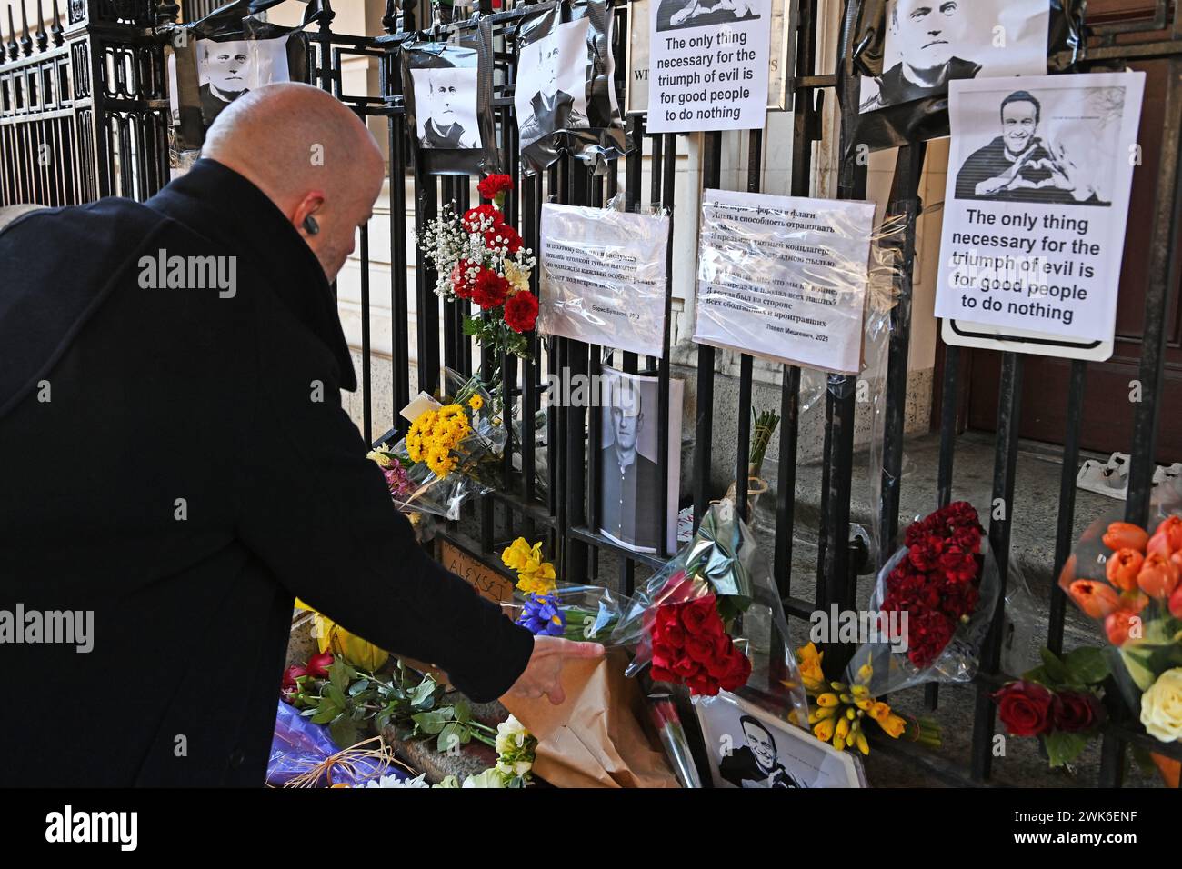 New York, New York, USA. Februar 2024. Der ehemalige russische Oppositionsführer Alexej Anatoljewitsch Nawalny, der am 16. Februar 2024 starb, bringt Trauer zum russischen Konsulat an der 91. Ost in Manhattan. Sie kommen vorbei, um Blumen zu legen oder eine Nachricht zu hinterlassen, die Straße wurde in „Nawalny St“ umbenannt. Quelle: ZUMA Press, Inc./Alamy Live News Stockfoto