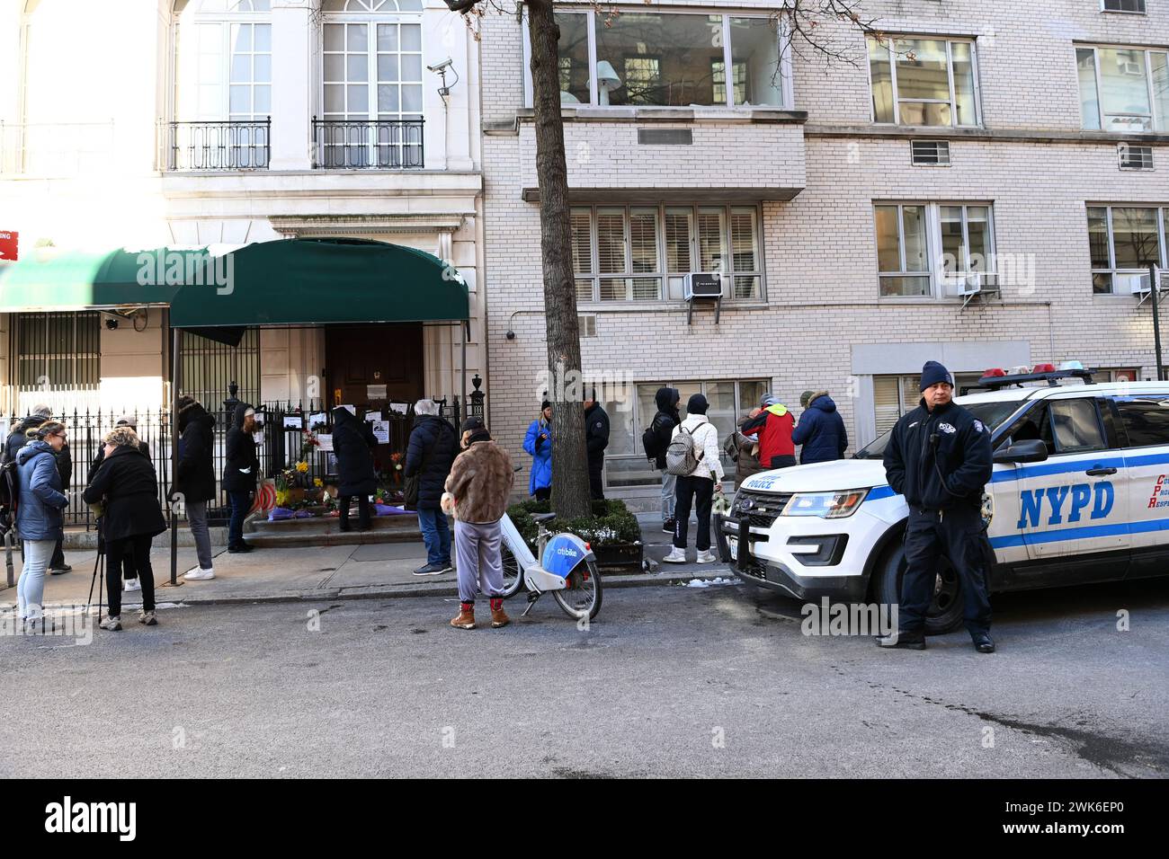 New York, New York, USA. Februar 2024. Der ehemalige russische Oppositionsführer Alexej Anatoljewitsch Nawalny, der am 16. Februar 2024 starb, bringt Trauer zum russischen Konsulat an der 91. Ost in Manhattan. Sie kommen vorbei, um Blumen zu legen oder eine Nachricht zu hinterlassen, die Straße wurde in „Nawalny St“ umbenannt. Quelle: ZUMA Press, Inc./Alamy Live News Stockfoto