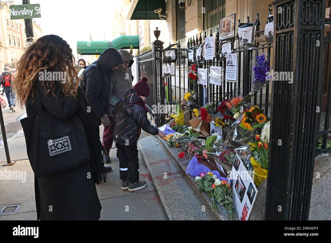 New York, New York, USA. Februar 2024. Der ehemalige russische Oppositionsführer Alexej Anatoljewitsch Nawalny, der am 16. Februar 2024 starb, bringt Trauer zum russischen Konsulat an der 91. Ost in Manhattan. Sie kommen vorbei, um Blumen zu legen oder eine Nachricht zu hinterlassen, die Straße wurde in „Nawalny St“ umbenannt. Quelle: ZUMA Press, Inc./Alamy Live News Stockfoto