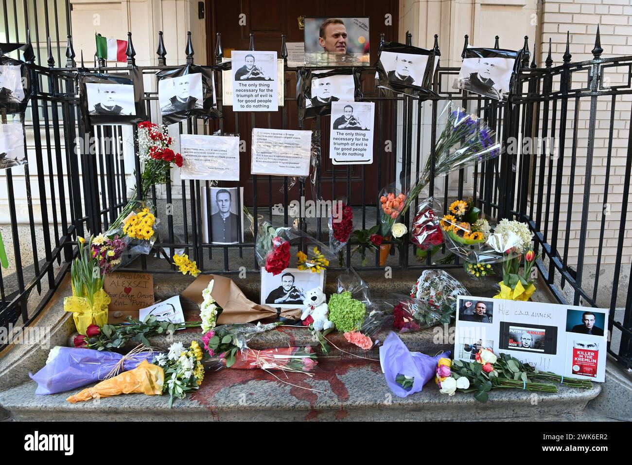 New York, New York, USA. Februar 2024. Der ehemalige russische Oppositionsführer Alexej Anatoljewitsch Nawalny, der am 16. Februar 2024 starb, bringt Trauer zum russischen Konsulat an der 91. Ost in Manhattan. Sie kommen vorbei, um Blumen zu legen oder eine Nachricht zu hinterlassen, die Straße wurde in „Nawalny St“ umbenannt. Quelle: ZUMA Press, Inc./Alamy Live News Stockfoto