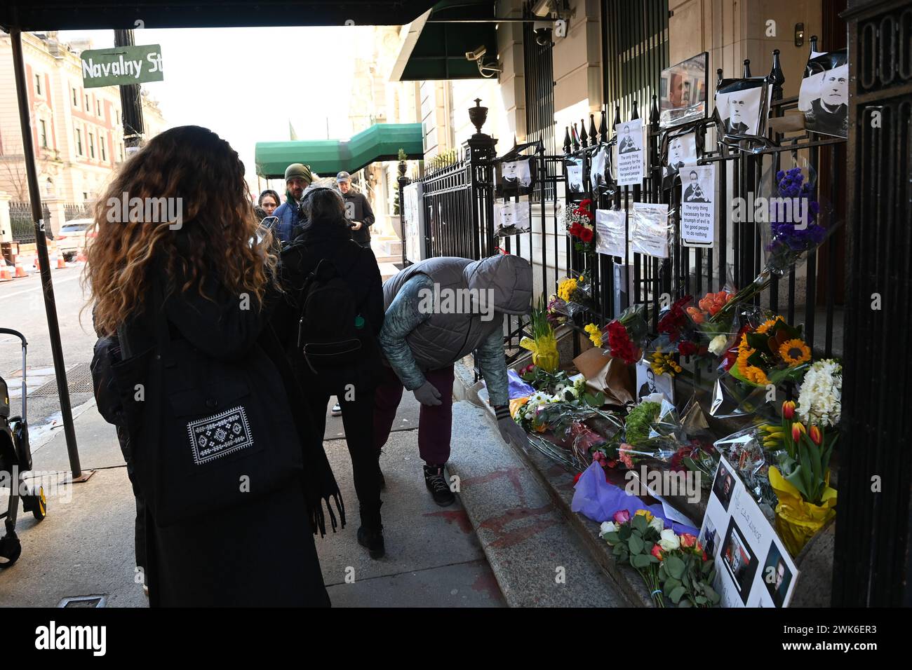 New York, New York, USA. Februar 2024. Der ehemalige russische Oppositionsführer Alexej Anatoljewitsch Nawalny, der am 16. Februar 2024 starb, bringt Trauer zum russischen Konsulat an der 91. Ost in Manhattan. Sie kommen vorbei, um Blumen zu legen oder eine Nachricht zu hinterlassen, die Straße wurde in „Nawalny St“ umbenannt. Quelle: ZUMA Press, Inc./Alamy Live News Stockfoto