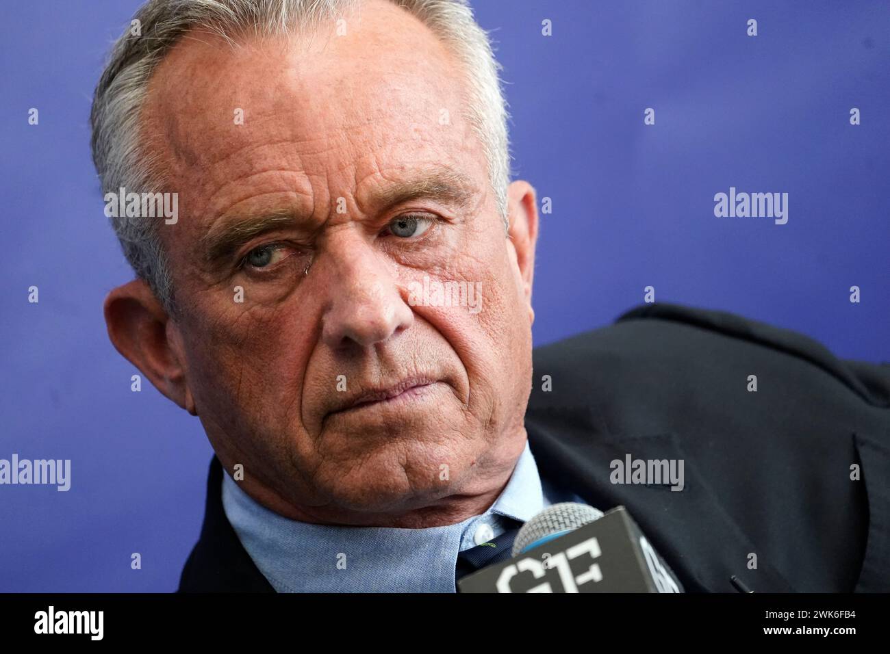 New York City, USA. Februar 2024. Der Präsidentschaftskandidat Robert F. Kennedy Jr. moderiert am 18. Februar 2024 in New York City ein Gespräch am Kamin in der Gentleman's Factory im Brooklyn Borough of NYC. Kennedy konzentrierte sich vor allem auf Minderheitengemeinschaften und bürgerliche Freiheiten, auf die Umwelt und äußerte seine Ansichten zum anhaltenden Krieg in Palästina. (Foto: John Lamparski/SIPA USA) Credit: SIPA USA/Alamy Live News Stockfoto