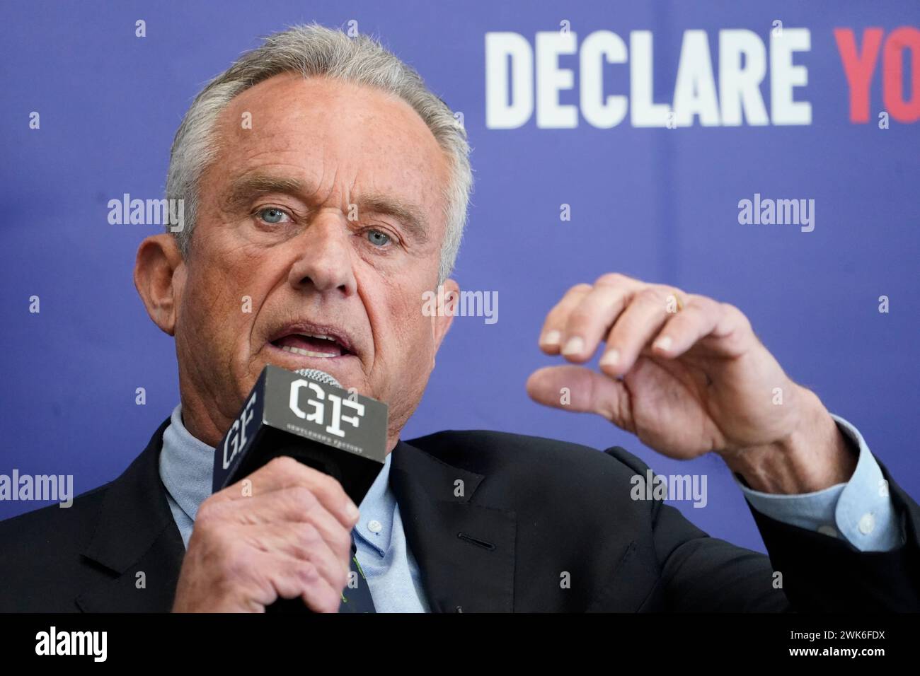 New York City, USA. Februar 2024. Der Präsidentschaftskandidat Robert F. Kennedy Jr. moderiert am 18. Februar 2024 in New York City ein Gespräch am Kamin in der Gentleman's Factory im Brooklyn Borough of NYC. Kennedy konzentrierte sich vor allem auf Minderheitengemeinschaften und bürgerliche Freiheiten, auf die Umwelt und äußerte seine Ansichten zum anhaltenden Krieg in Palästina. (Foto: John Lamparski/SIPA USA) Credit: SIPA USA/Alamy Live News Stockfoto