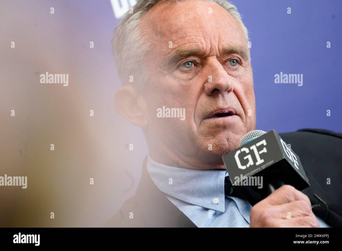 New York City, USA. Februar 2024. Der Präsidentschaftskandidat Robert F. Kennedy Jr. moderiert am 18. Februar 2024 in New York City ein Gespräch am Kamin in der Gentleman's Factory im Brooklyn Borough of NYC. Kennedy konzentrierte sich vor allem auf Minderheitengemeinschaften und bürgerliche Freiheiten, auf die Umwelt und äußerte seine Ansichten zum anhaltenden Krieg in Palästina. (Foto: John Lamparski/SIPA USA) Credit: SIPA USA/Alamy Live News Stockfoto