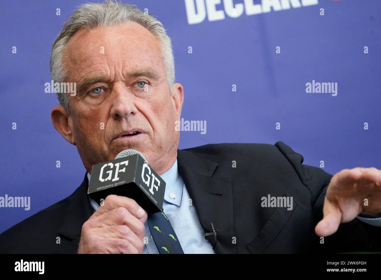 New York City, USA. Februar 2024. Der Präsidentschaftskandidat Robert F. Kennedy Jr. moderiert am 18. Februar 2024 in New York City ein Gespräch am Kamin in der Gentleman's Factory im Brooklyn Borough of NYC. Kennedy konzentrierte sich vor allem auf Minderheitengemeinschaften und bürgerliche Freiheiten, auf die Umwelt und äußerte seine Ansichten zum anhaltenden Krieg in Palästina. (Foto: John Lamparski/SIPA USA) Credit: SIPA USA/Alamy Live News Stockfoto