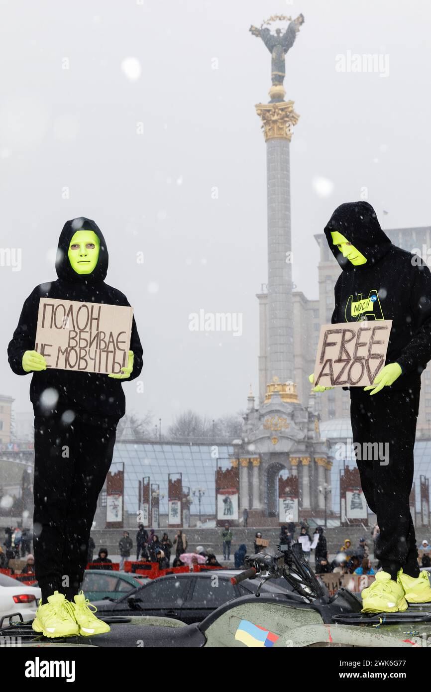 Zwei Demonstranten in Masken halten während der Kundgebung Plakate mit den Aufschriften „Freies Asov“ und „nicht schweigen – Gefangenschaft tötet“. Am Sonntag fand auf dem Maidan Nezalezhnosti in Kiew die traditionelle Freie Asow-Kundgebung von Verwandten und Freunden gefangener Soldaten statt. Verwandte und Freunde von gefangenen ukrainischen Soldaten kamen zu der Kundgebung, um uns daran zu erinnern, dass das ukrainische Militär und die Verteidiger von Mariupol noch immer in Gefangenschaft sind. Insgesamt versammelten sich etwa zweitausend Menschen auf dem Hauptplatz der Hauptstadt. Frauen und Mütter der Soldaten und ihre Kinder nahmen an der Kundgebung Teil. Soldaten und ehemalige Kriegsgefangene Stockfoto