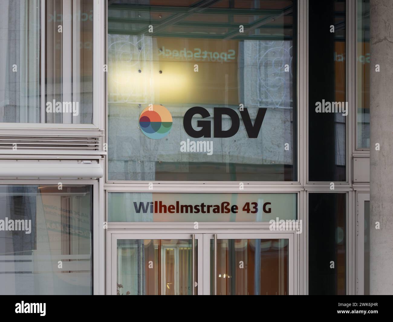 GDV-Logo-Schild an einem Gebäudeeingang. Der Gesamtverband der Versicherer befindet sich in der Wilhelmstraße. Stockfoto