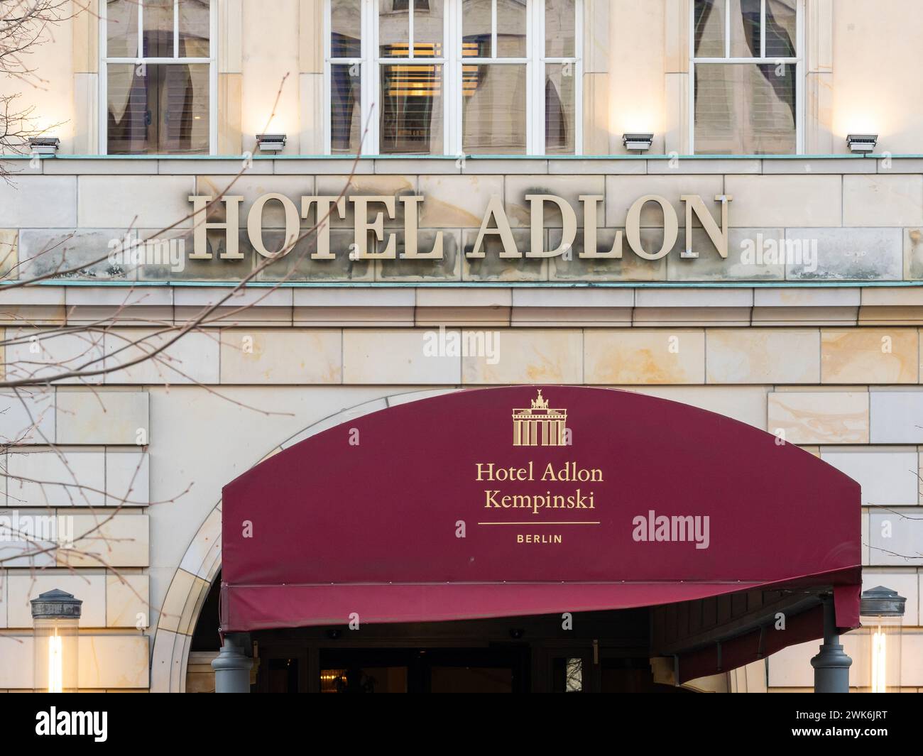 Hotel Adlon Schild am Gebäudeeingang des Unternehmens Kempinski. Luxusreisen in der Hauptstadt. Rotes Stoffdach über der Haupttür Stockfoto