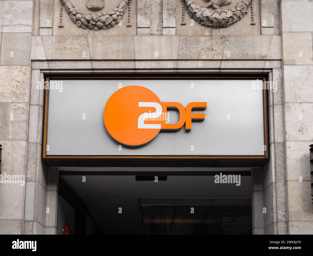 ZDF-Logoschild an der Gebäudeaußenwand des Zollernhofs an der Straße unter den Linden. Fernsehproduktionsstudio und Büros der Medien. Stockfoto