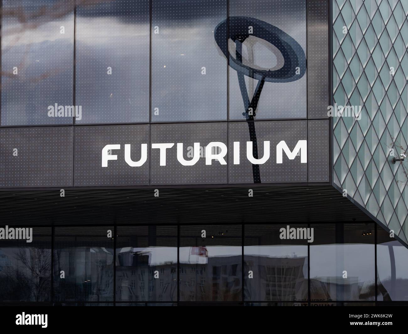 Futurium-Schild an der Gebäudefassade. Das Museum bietet futuristische Ausstellungen und ein Labor, um Wissenschaft und Forschung zu erforschen. Stockfoto
