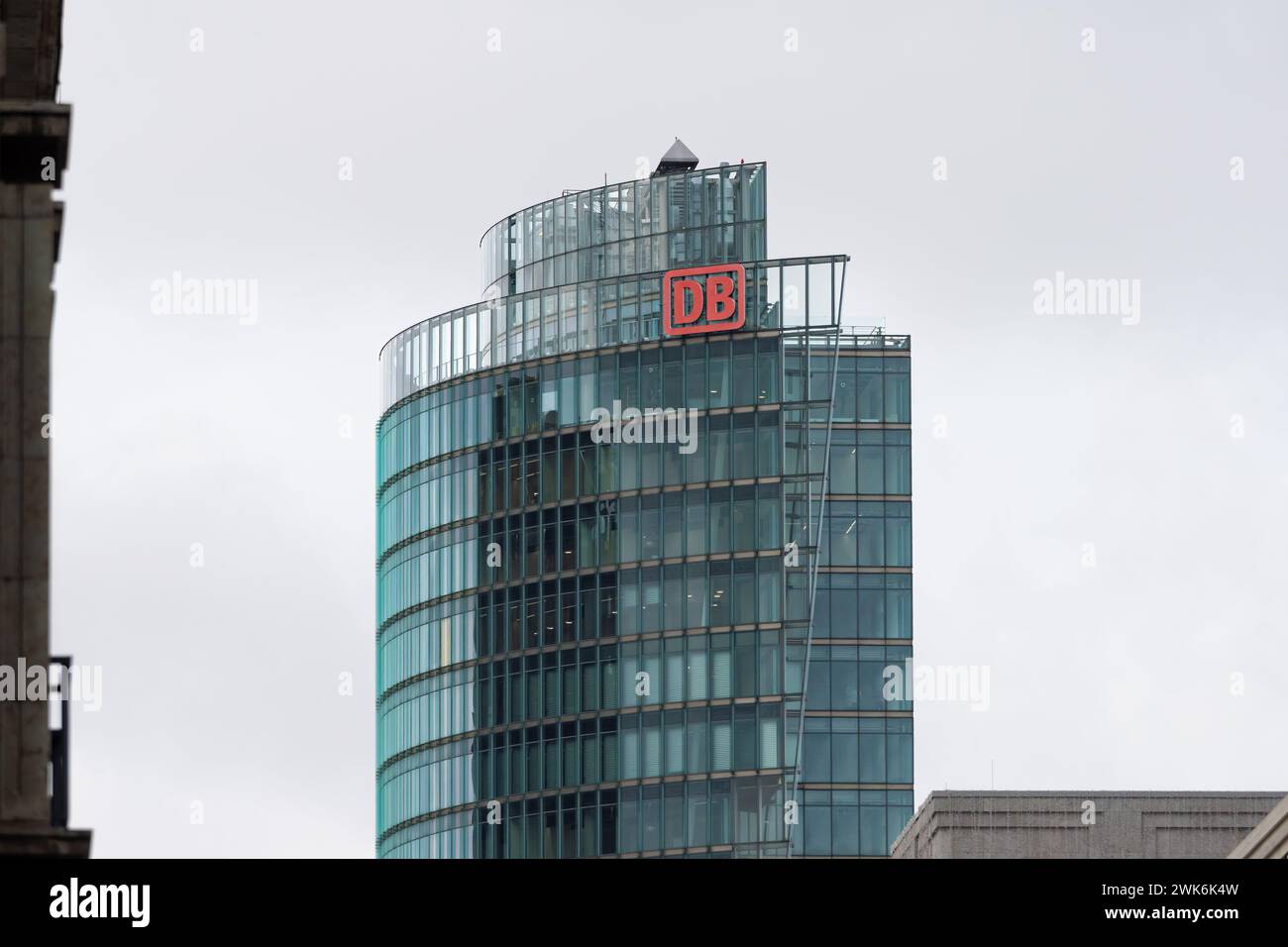 Bahnturm der Firma Deutsche Bahn am Potsdamer Platz. Das Außengebäude des Wolkenkratzers hat eine moderne Glasfassade. Kommerzielle Architektur in Berlin. Stockfoto