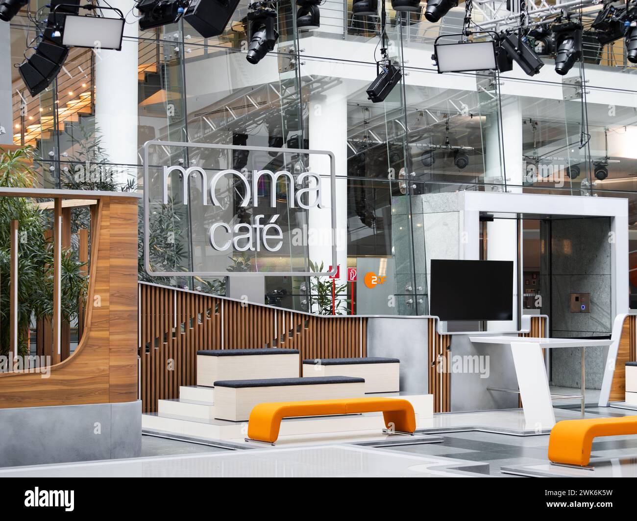 ZDF moma-Café Studio mit dem Logo der TV-Show. Nachrichten- und Unterhaltungsprogramm des öffentlich-rechtlichen Rundfunks. Stockfoto