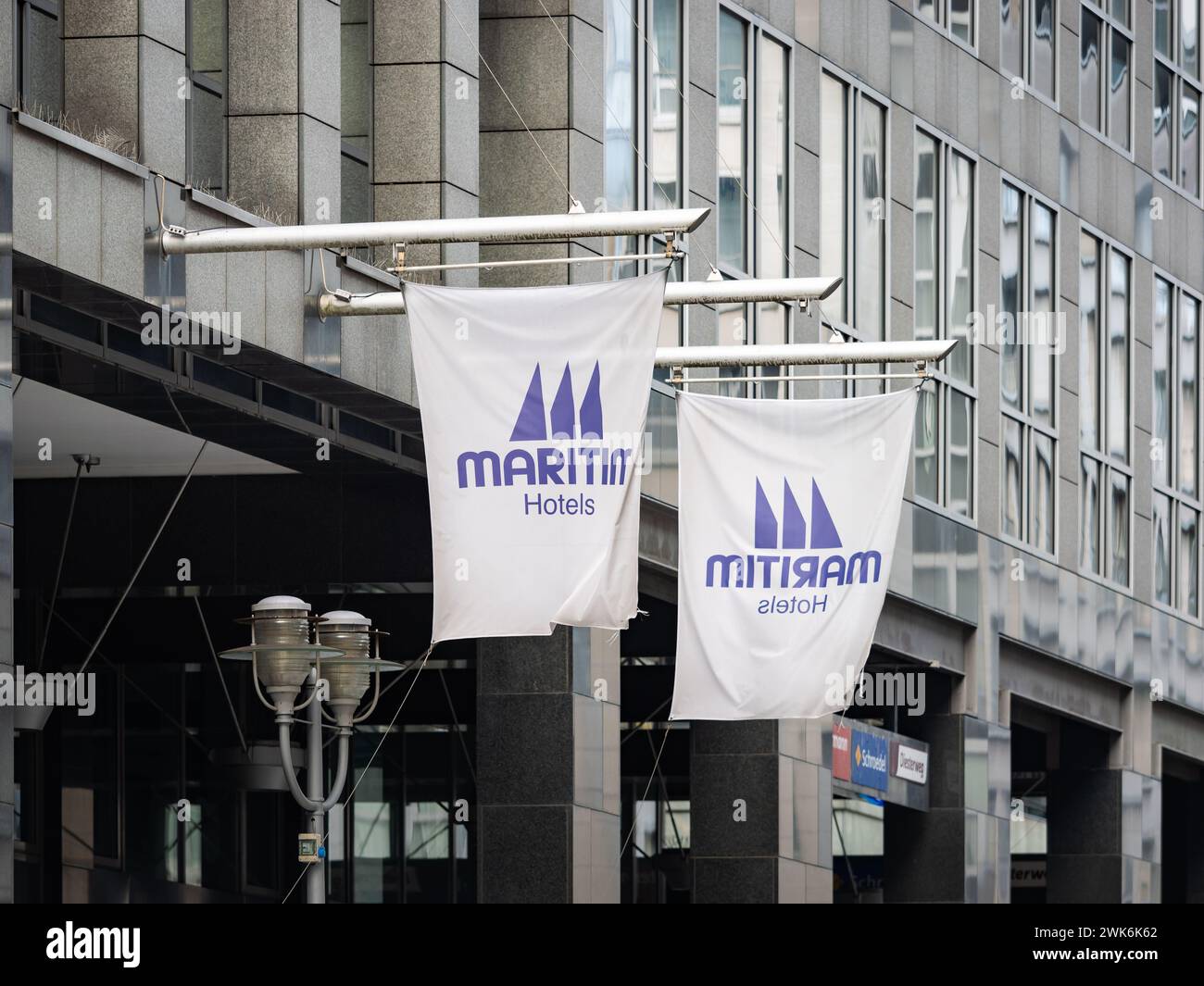 Maritim Hotels Flaggen am Eingang des Hotelgebäudes. Logoschild an der Außenwand des Gastgewerbes. Reisebranche in einer Großstadt. Stockfoto