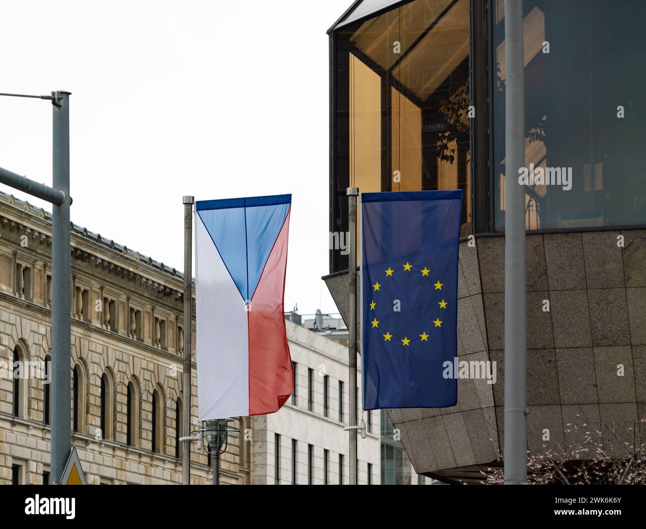 Gebäude der tschechischen Botschaft Berlin mit der Europäischen Flagge und der tschechischen Flagge nebeneinander. Vertretungsstelle für diplomatische Zusammenarbeit. Stockfoto