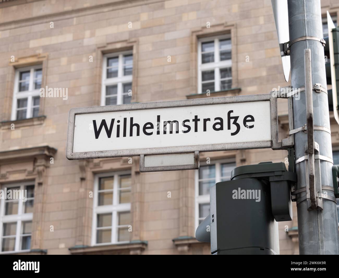 Wilhelmstraße in Berlin. Schild mit dem Straßennamen an einer Kreuzung. Die Lage ist beliebt für viele Regierungsgebäude. Stockfoto