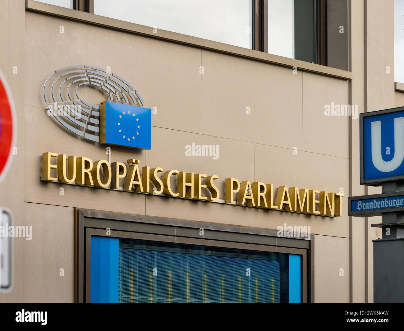 Europäisches Parlament (Europäisches Parlament) unterzeichnet am Europäischen Haus in der Hauptstadt Berlin. Logo für die EU und die Politik in der union. Stockfoto
