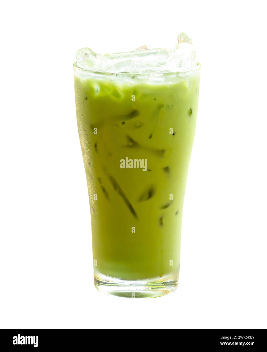 Vorderansicht des grünen Eistees Matcha mit Kondensmilch in transparentem Glas ist isoliert auf weißem Hintergrund mit Schneidepfad. Stockfoto