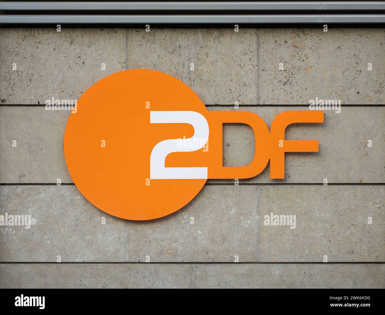 ZDF-Logo-Schild an einer Gebäudewand. Der öffentlich-rechtliche Rundfunk produziert Fernsehsendungen und Nachrichtenformate. Die Buchstaben bedeuten zweites Deutsches Fernsehen Stockfoto