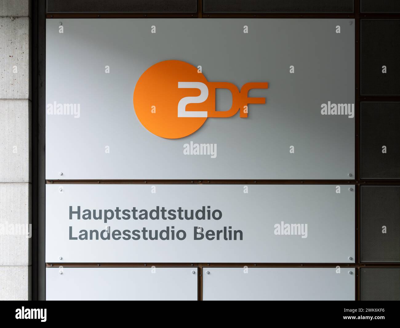 ZDF Hauptstadtstudio (Studio) Logoschild am Gebäudeeingang in Berlin. Der öffentlich-rechtliche Rundfunk produziert Fernsehsendungen und Nachrichten. Stockfoto