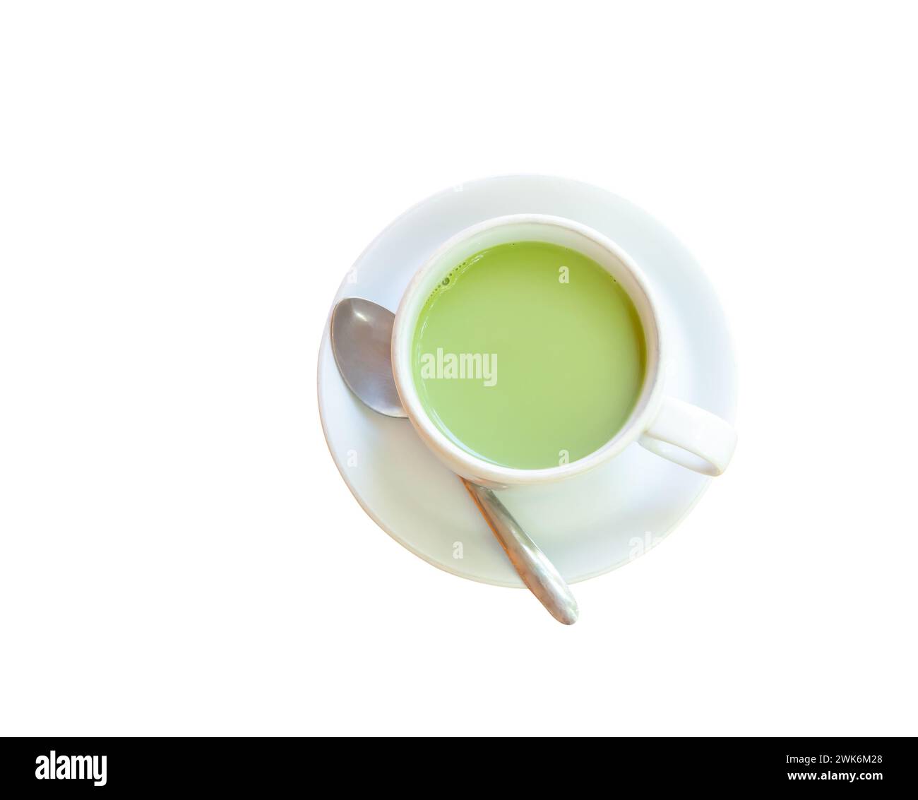 Blick von oben auf heiße Kondensmilch Matcha grüner Tee serviert in einer weißen Tasse und kleiner Teller mit kleinem Teelöffel ist isoliert auf weißem Hintergrund mit Pfad. Stockfoto