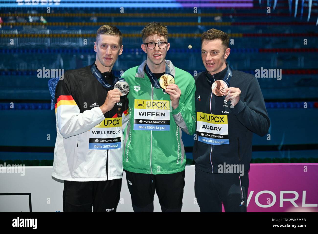 Doha, Katar. Februar 2024. Der Goldmedaillengewinner Daniel Wiffen (C) aus Irland, der Silbermedaillengewinner Florian Wellbrock (L) aus Deutschland und der Bronzemedaillengewinner David Aubry aus Frankreich posieren nach der Verleihung des 1500 m Freistil-Finals der Männer bei der Wassersport-Weltmeisterschaft 2024 in Doha, Katar, 18. Februar 2024. Quelle: Xue Yuge/Xinhua/Alamy Live News Stockfoto