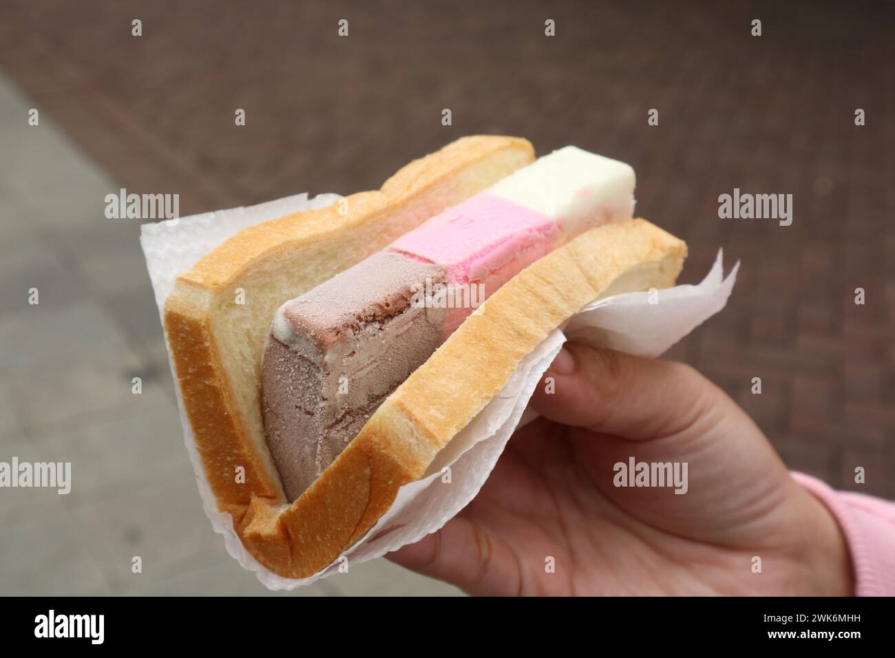 Hand Holding Ice Cream Sandwich, gemeinhin als Singapur Ice Cream bezeichnet Stockfoto