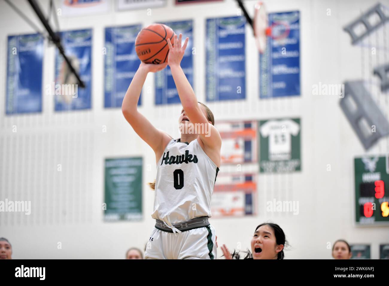 Illinois, USA. Allein ein Spieler erhält einen offenen Blick auf den Korb, während er einen kurzen Sprungschuss verlässt. Stockfoto