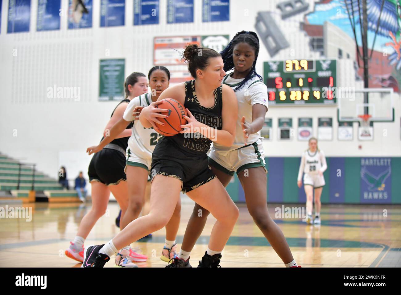 Illinois, USA. Spieler, der entlang der Baseline unter dem Korb fährt, wird vom Verteidiger hart umkämpft. Stockfoto