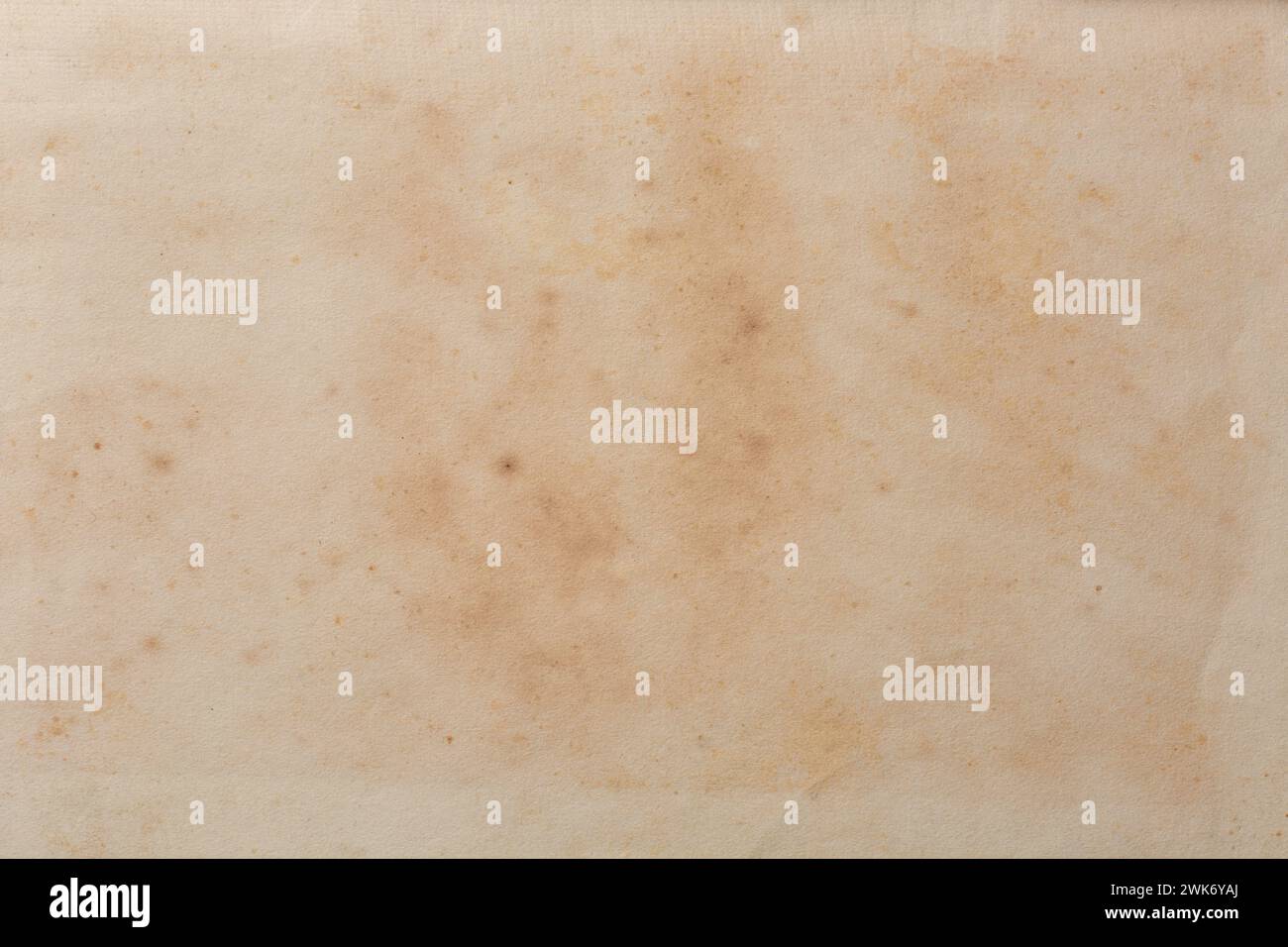 Abstract des alten verfärbten Buchhintergrunds, historisch und Vintage verblasst mit Flecken oder fleckig cremig oder gelblich oder gerissen, Wärme und Tiefe Stockfoto