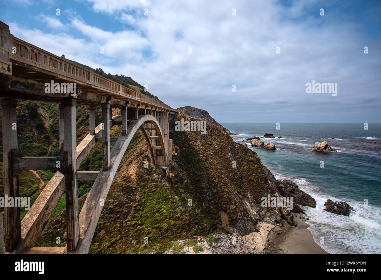 Seitenansicht der Rocky Creek Bridge am Pazifik - Big Sur, Kalifornien Stockfoto