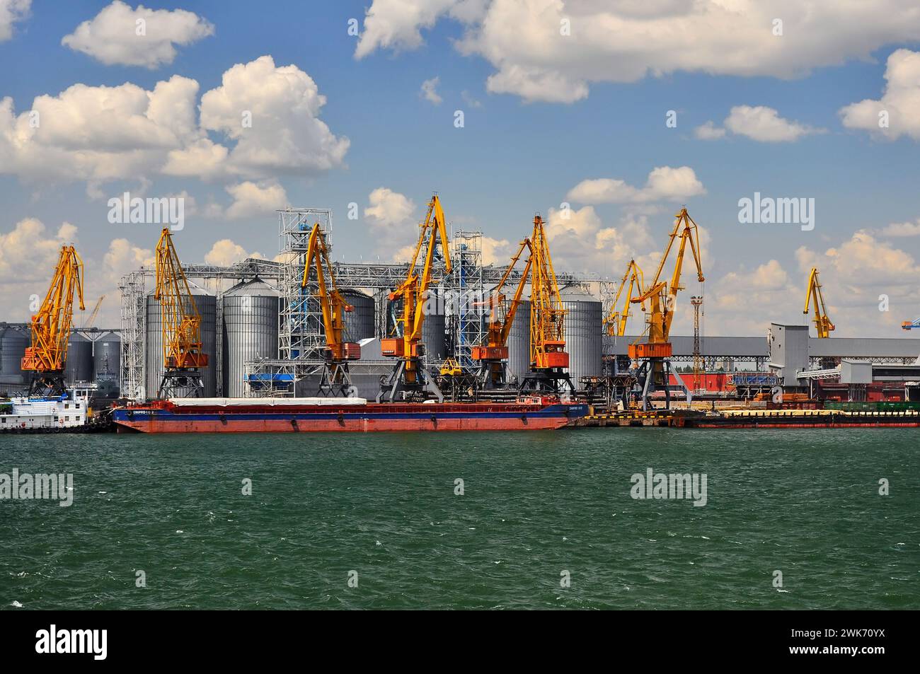 Odessa, Ukraine. Juli 2021. Odesa Seehafen mit Kränen und Schiffen, die Exportgetreide laden. Stockfoto