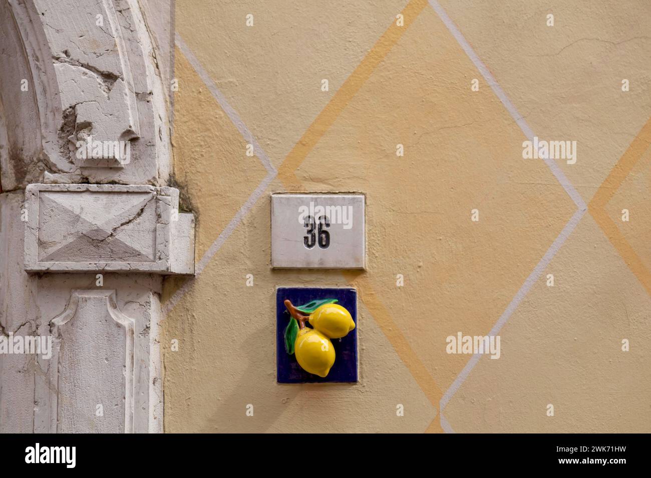 Hausnummer mit Zitronenschmuck, Limone sul Garda, Gardasee, Provinz Brescia, Lombardei, Italien Stockfoto