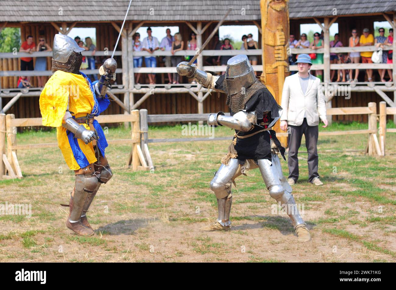 Kiew, Ukraine. Juli 2013. Traditionelles Duell auf den Schwertern zweier Ritter in Rüstung, eine Feiertagsshow im historischen Park der Kiewer Rus. Stockfoto