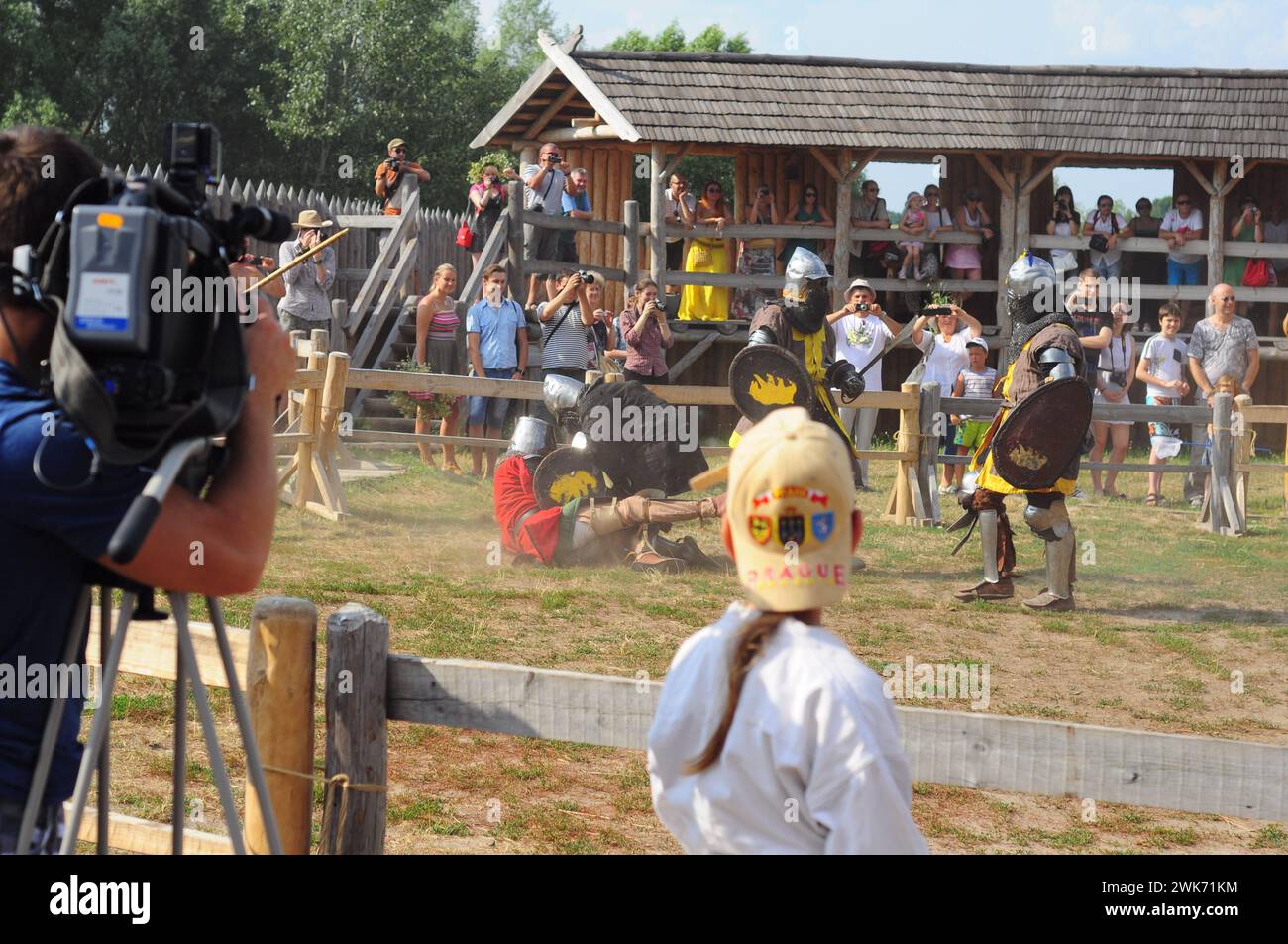 Kiew, Ukraine. 06. Juli 2013. Der Kameramann erschießt eine Demonstrationsschlacht mit Schwertern, Ritter in Rüstung bei einer Weihnachtsshow. Stockfoto