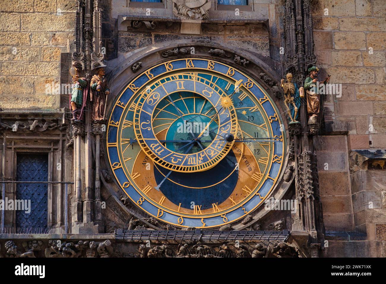 Detail, berühmte mittelalterliche astronomische Uhr, die am Turm des Alten Rathauses befestigt ist. Sie wurde 1410 erbaut und ist die älteste Arbeitsuhr der Welt Stockfoto