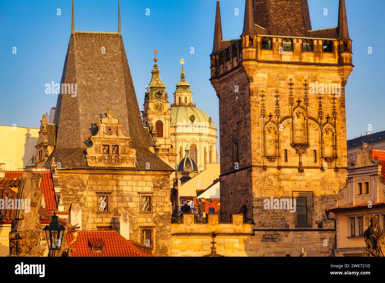 Brückenturm der Kleinstadt am frühen Morgen, Karlsbrücke in Prag, Tschechische Republik Stockfoto