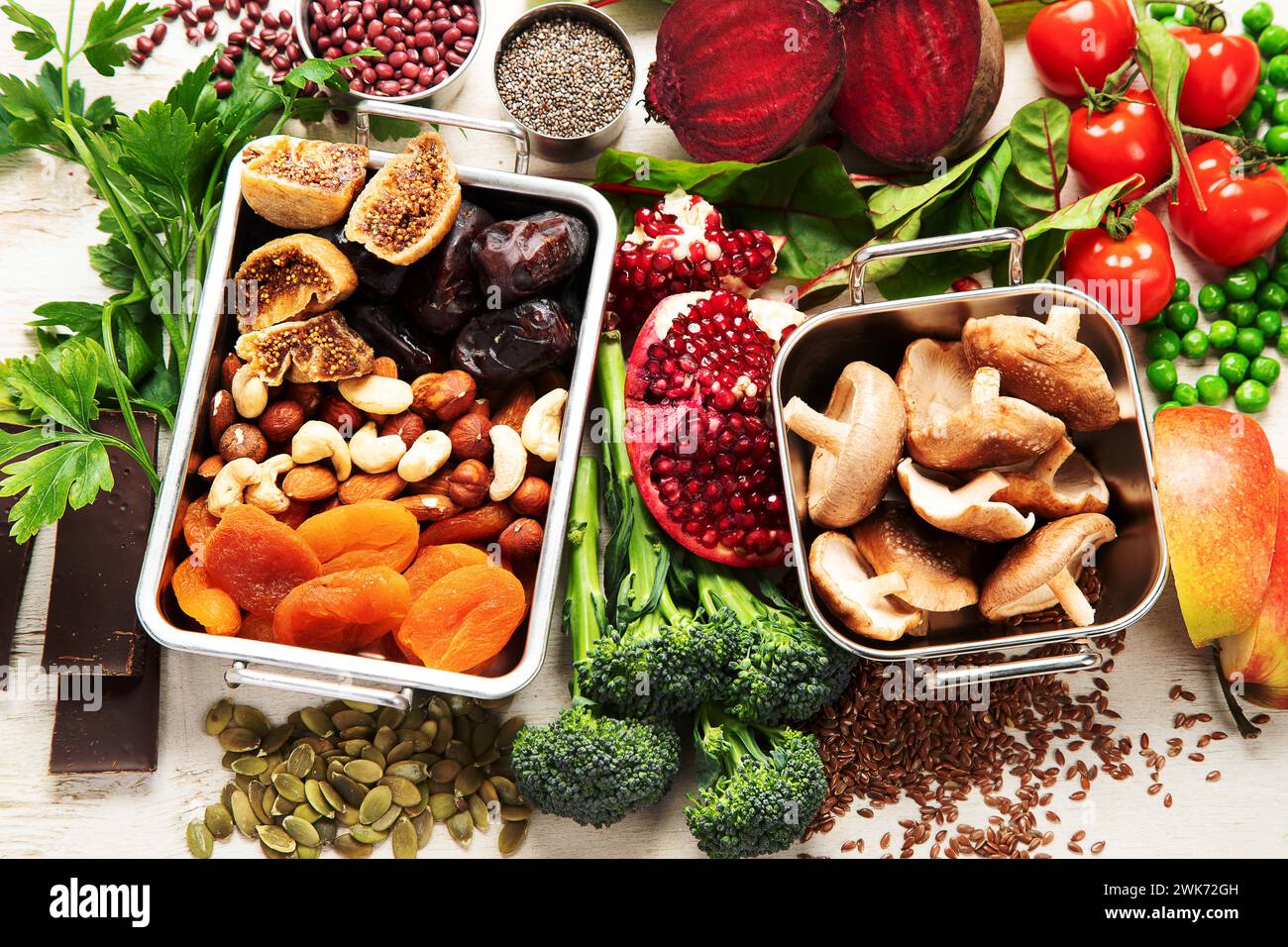 Veganes Essen reich an Eisen. Gesunde Ernährung. Gemüse, Obst und Nüsse. Draufsicht Stockfoto