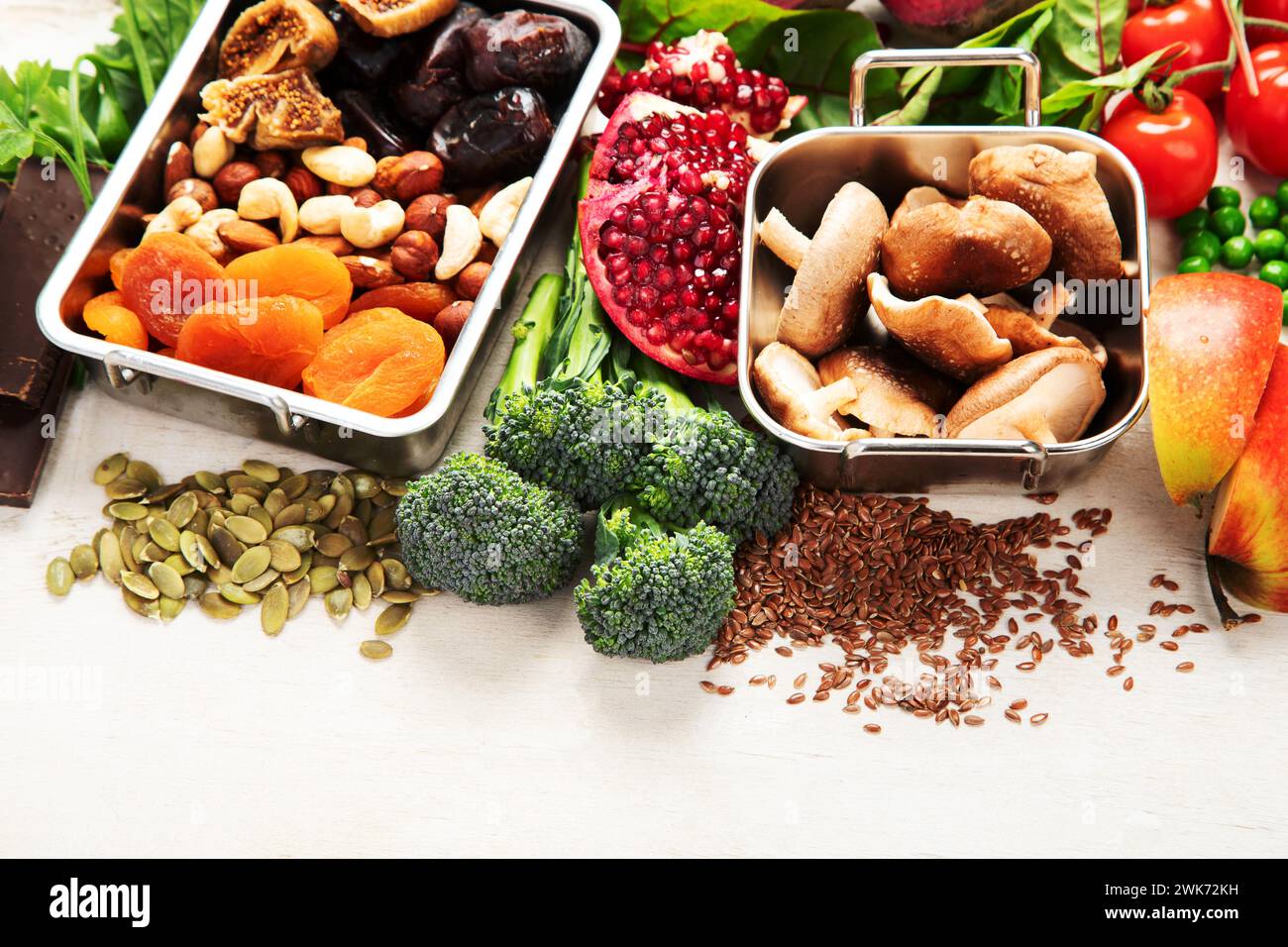 Veganes Essen reich an Eisen. Gesunde Ernährung. Gemüse, Obst und Nüsse. Kopierbereich Stockfoto