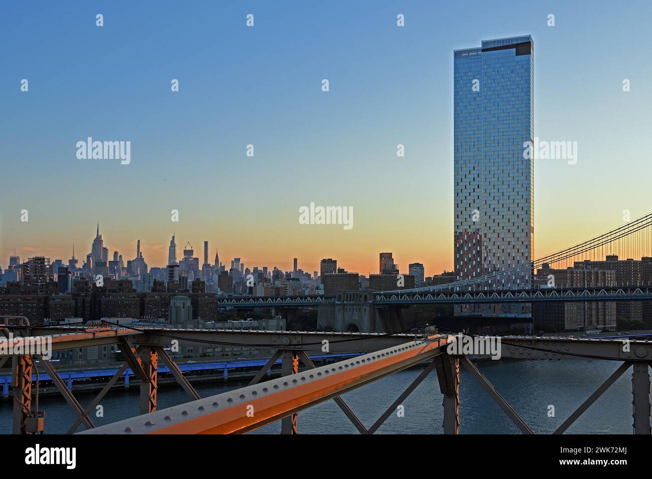 Blick von der Brookly Bridge bei Sonnenaufgang auf den Wolkenkratzer One Manhattan Square, Manhattan Bridge, East River, Skyline von Upper Manhattan in der Ferne Stockfoto