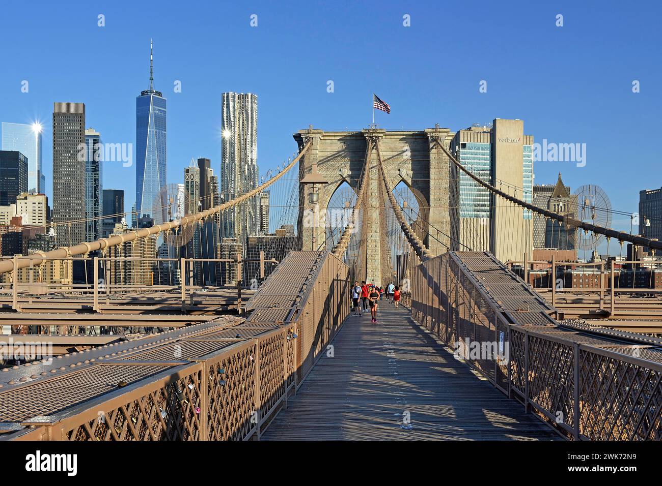 Blick auf das Brookly Bridge Portal und die Skyline von Lower Manhattan, die Wolkenkratzer One World Trade Centre und den Park Place Tower, Lower Manhattan, New York Stockfoto