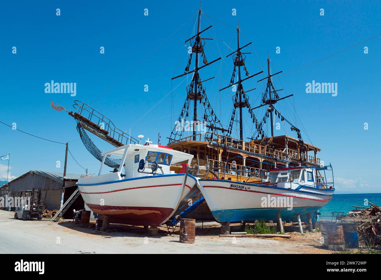 Nachbildung eines historischen Segelschiffs, das in einem Trockendock am Meer steht, Werft, Ierissos, Sithonia, Chalkidiki, Zentralmazedonien, Griechenland Stockfoto