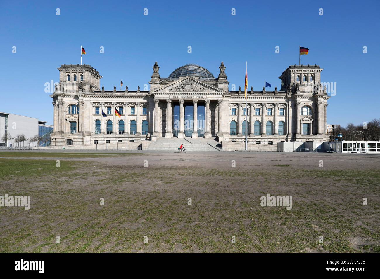 Reichstag in Berlin. Dort, wo viele Hunderte von Menschen in der Regel verweilen, um den Regierungsbezirk zu besuchen, herrscht jetzt eine unheimliche Stille. Öffentliches Leben in Stockfoto