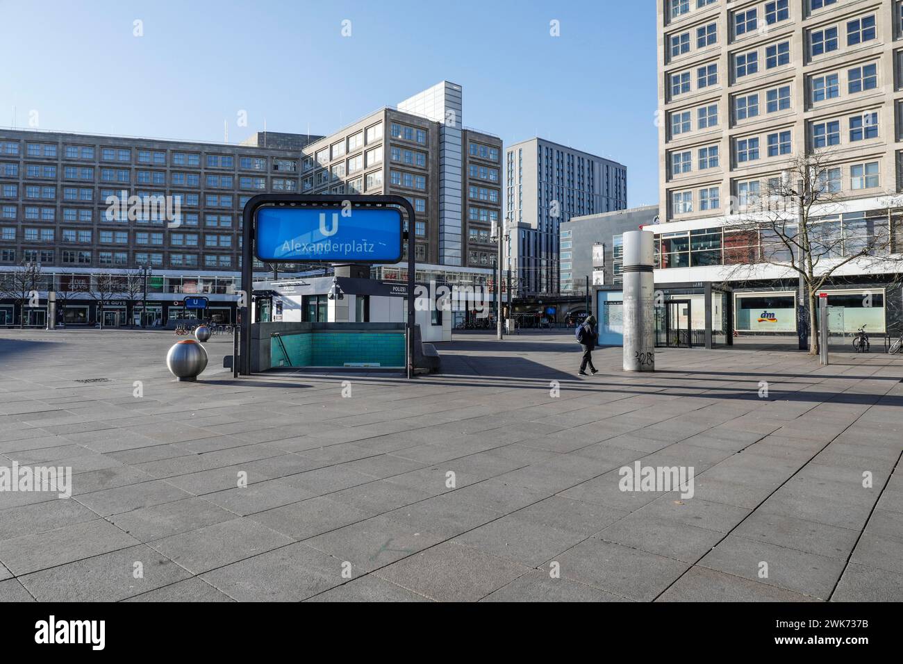 Alexanderplatz in Berlin. Wo es normalerweise Hunderte von Menschen gibt, herrscht heute eine unheimliche Stille rund um den Alexanderplatz. Das öffentliche Leben in Berlin hat es Stockfoto