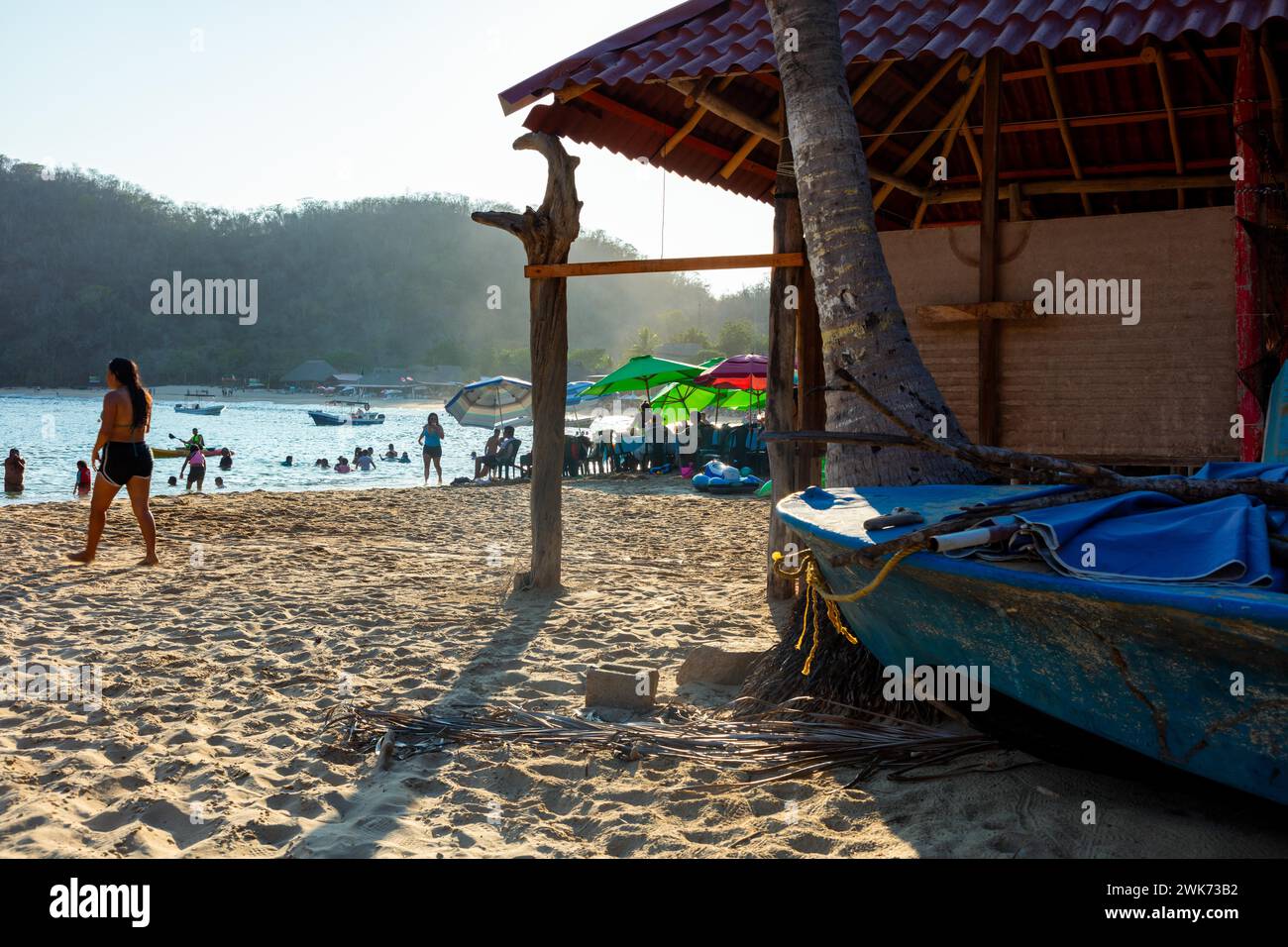 Menschen am Strand, Playa de Mague, Baja de Hualtulco, Südpazifikküste, Bundesstaat Oaxaca, Mexiko Stockfoto